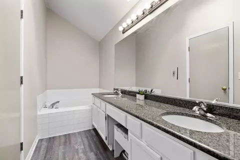 Bath - 3035 Compton Rd, Aurora, IL 60504 photo 2 of 4