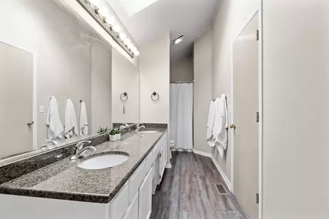 Bath - 3035 Compton Rd, Aurora, IL 60504 photo 3 of 4