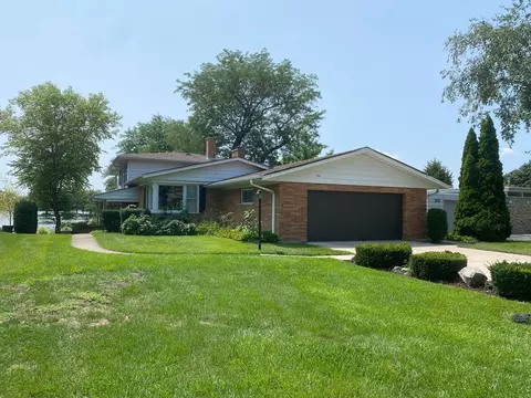 2802 Briarwood Dr W, Arlington Heights, IL 60005