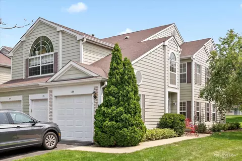 17 Coolidge Ct #A, Streamwood, IL 60107