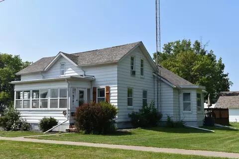 197 W 3rd St, El Paso, IL 61738
