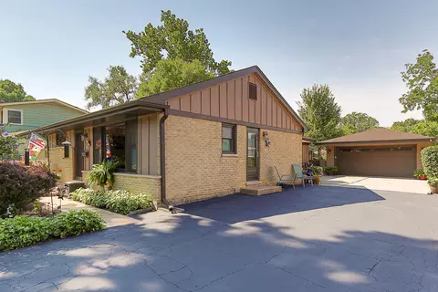 331 E Walnut St, Roselle, IL 60172 photo 2