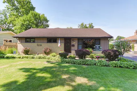 331 E Walnut St, Roselle, IL 60172