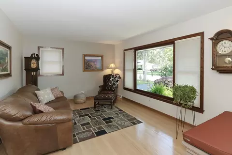 331 E Walnut St, Roselle, IL 60172 photo 3