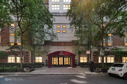 21 W Chestnut St #1601, Chicago, IL 60610