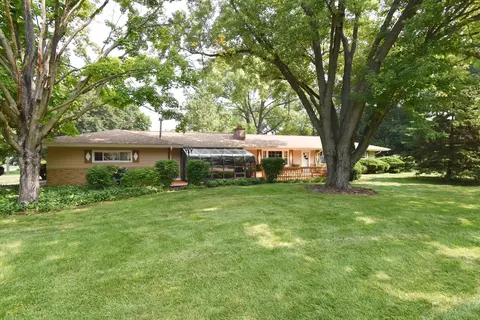 52 Oaklawn Ave, Oswego, IL 60543