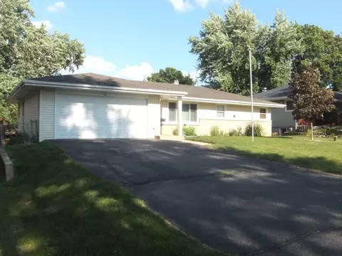 6902 Vesta Dr, Rockford, IL 61109