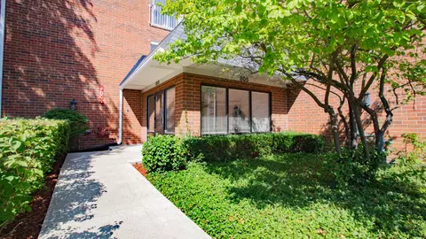 805 Leicester Rd #102, Elk Grove Village, IL 60007