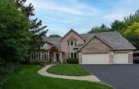 5 Mossfield Ct, Sugar Grove, IL 60554