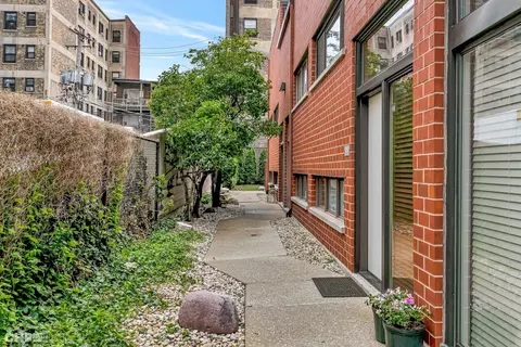 725 W Waveland Ave #E, Chicago, IL 60613