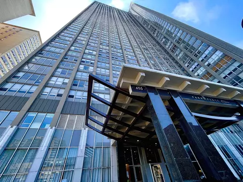 655 W Irving Park Rd #2315, Chicago, IL 60613