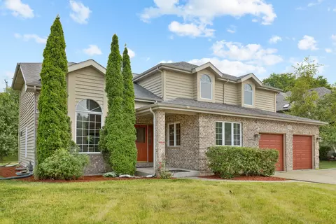 2001 Carlisle St, Algonquin, IL 60102