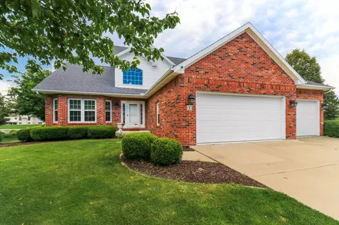1 Sable Oaks Ct, Bloomington, IL 61704