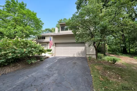 1566 Kirkwood Dr, Geneva, IL 60134