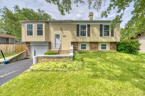 318 Rockhurst Rd, Bolingbrook, IL 60440