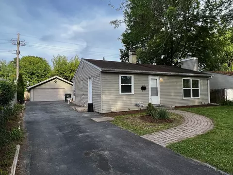 25 Alameda Dr, Carpentersville, IL 60110