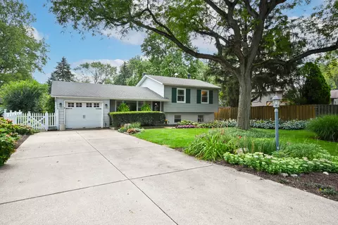 22 W305 Hackberry Dr, Glen Ellyn, IL 60137