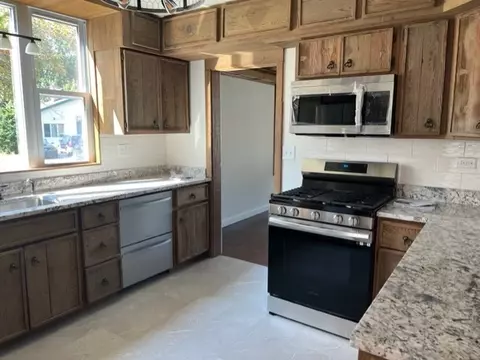 2813 S Riverside Dr, Mchenry, IL 60050 photo 9