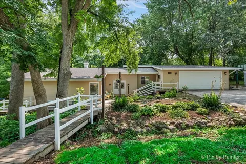 213 Lakewood Dr, Oakwood Hills, IL 60013