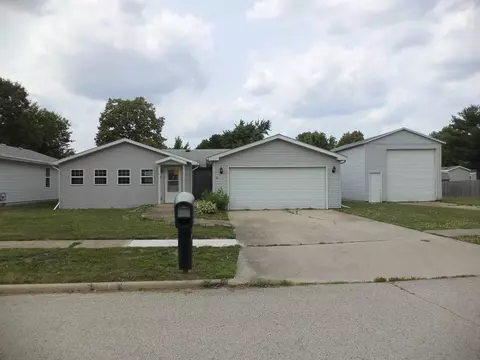 14 Geneva Ct, Bloomington, IL 61704
