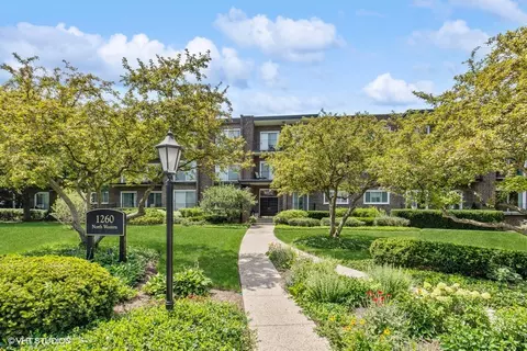 1260 N Western Ave #304, Lake Forest, IL 60045