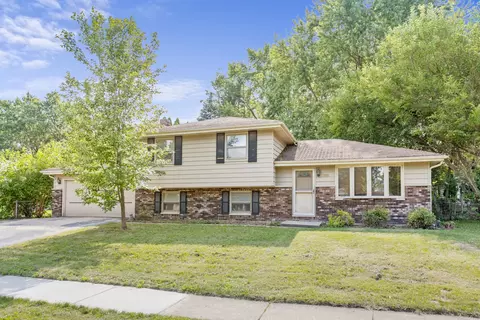 540 Renee Dr, South Elgin, IL 60177