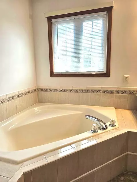 8 Valley Brook Ct, Bloomington, IL 61704 photo 32