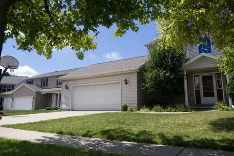 8 Valley Brook Ct, Bloomington, IL 61704 photo 2