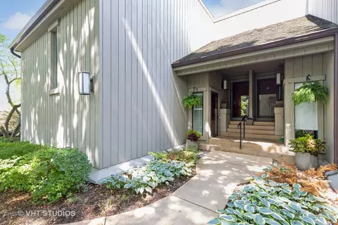 160 Club Cir #A, Lake Barrington, IL 60010