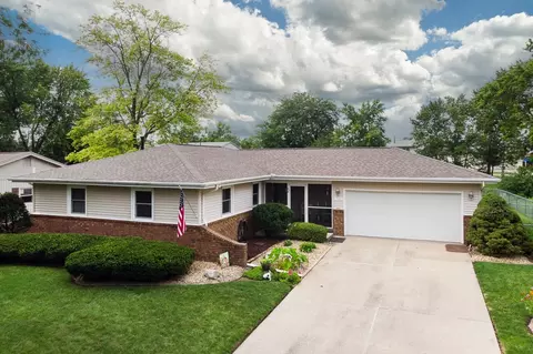 701 Broadmoor Dr, Bloomington, IL 61704