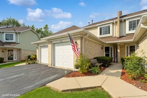 402 Lakeview Cir, Bolingbrook, IL 60440