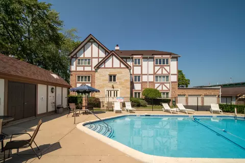 710 Ballantrae Dr #B, Northbrook, IL 60062