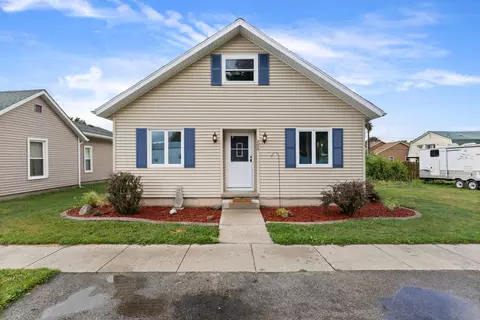 208 E Maple St, Ogden, IL 61859