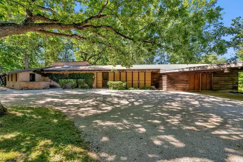 99 Little Melody Ln, Lake Forest, IL 60045