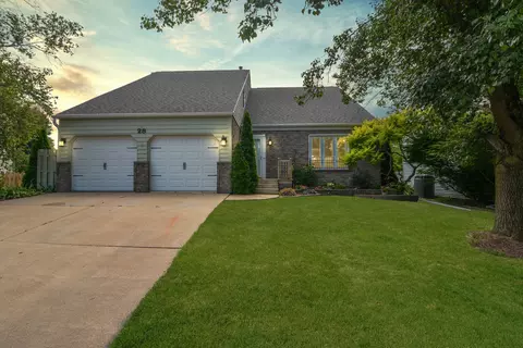28 Kensington Cir, Bloomington, IL 61704