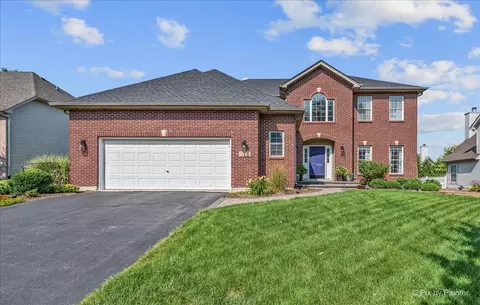 512 Lake Ridge Dr, South Elgin, IL 60177