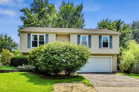 1413 Lancaster Ave, Saint Charles, IL 60174