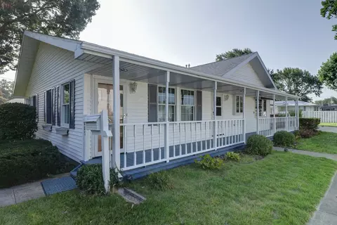 805 E Pinzon St, Tuscola, IL 61953