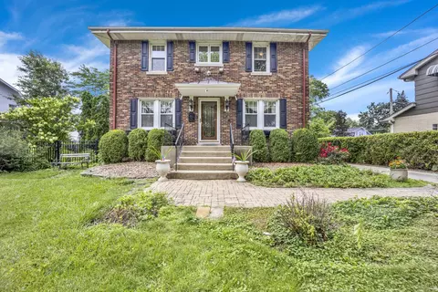 166 S Delaplaine Rd, Riverside, IL 60546