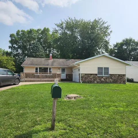 717 E Ash St, Watseka, IL 60970 photo 1