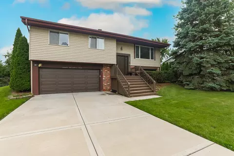 188 Royce Dr, Bloomingdale, IL 60108