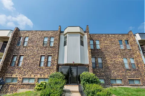 2222 Country Club Dr #14, Woodridge, IL 60517