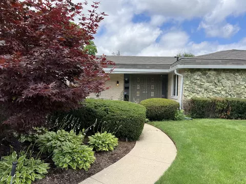 3510 River Falls Dr, Northbrook, IL 60062