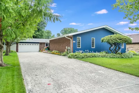 906 Louise Ln, Peotone, IL 60468