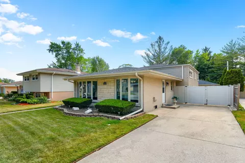 2072 Westview Dr, Des Plaines, IL 60018