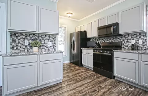 559 S State St, Elgin, IL 60123 photo 3