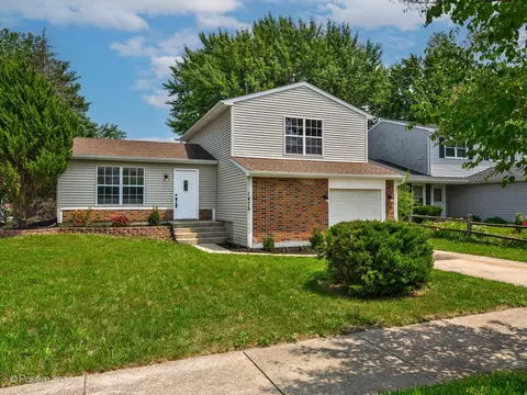 1475 Foxcroft Dr, Aurora, IL 60506
