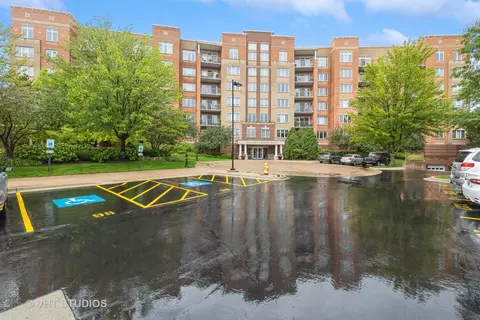1 N Beacon Pl #608, La Grange, IL 60525