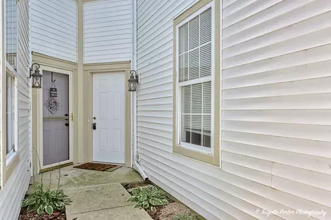 595 Bridle Ct, Lakemoor, IL 60050 photo 2