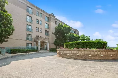 4747 Howard St #506, Skokie, IL 60076